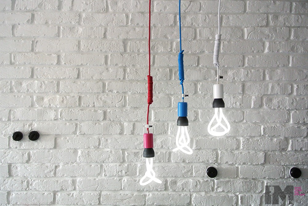 Kolorowe kable w tekstylnym oplocie_nowoczesne lampy wiszące_imindesign_plumen